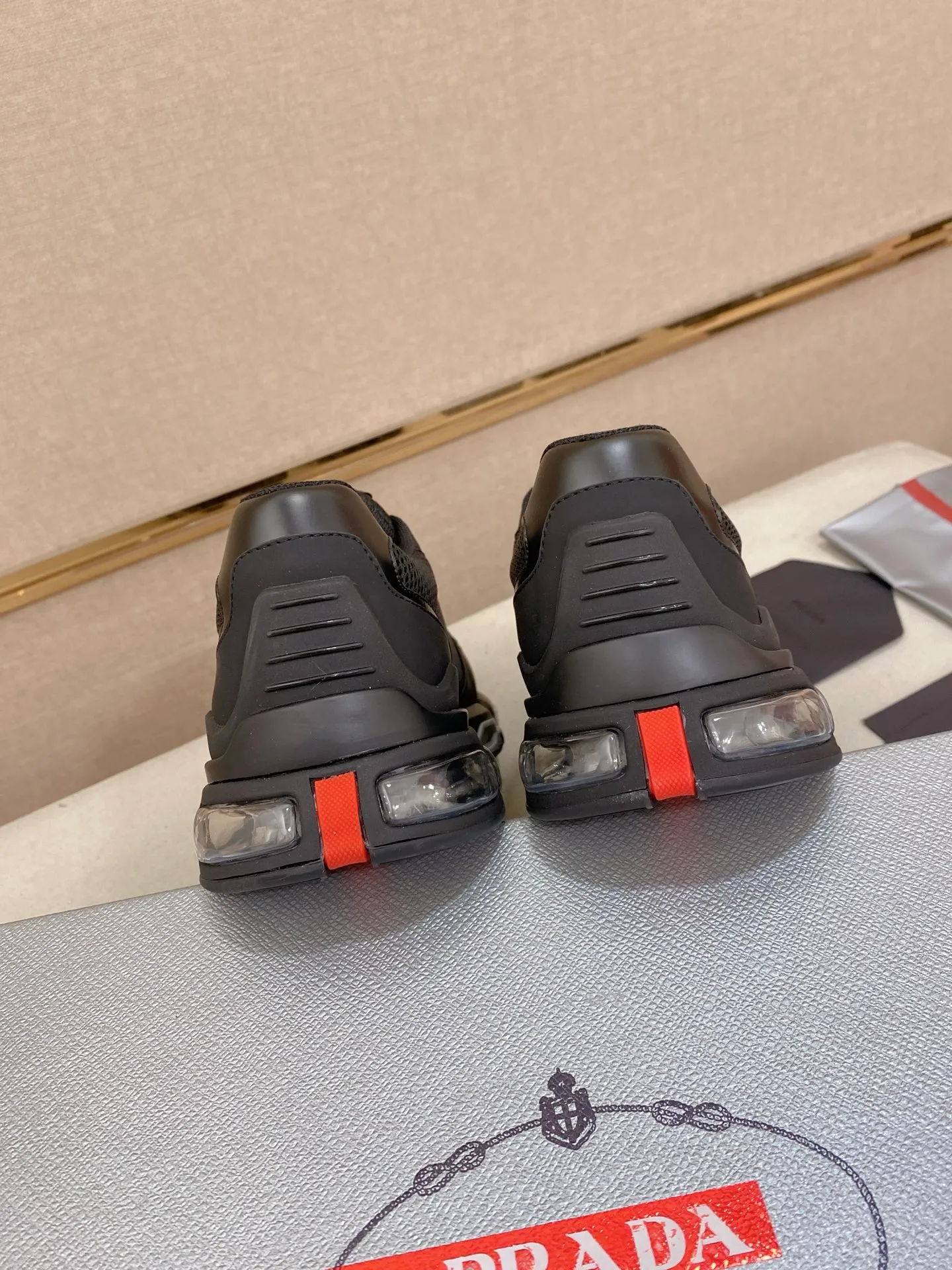 Factory price 660💰 ✔️✔️✔️High version High-quality new PRADA (Prada) counters are on the market at the same time, new men's shoes, 😘fabrics imported first-layer cowhide and mesh fabrics, purely handmade. Lining: Full cowhide lining. 👍🏿 High-end ☄️ air-cushion molded anti-slip rubber outsole, exquisite lines, simple and elegant, comfortable and high-end for leisure travel. Code number: 38 to 45